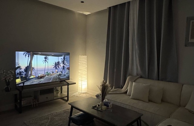 1-bedroom apartment in Madinah ,w/65 Smart TV& self check-in