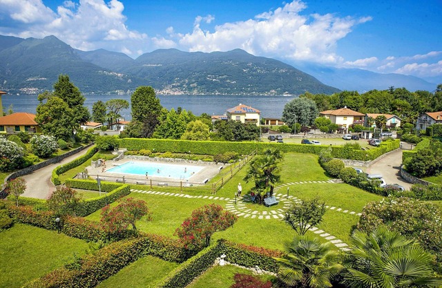 1-bedroom apartment with terrace and garden in a residence with a park and pool