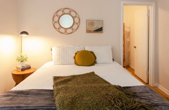 1 Bedroom Apartment, Queen Casper Mattress, Full Kitchen, Roku TV, Washer/Dryer with parking.