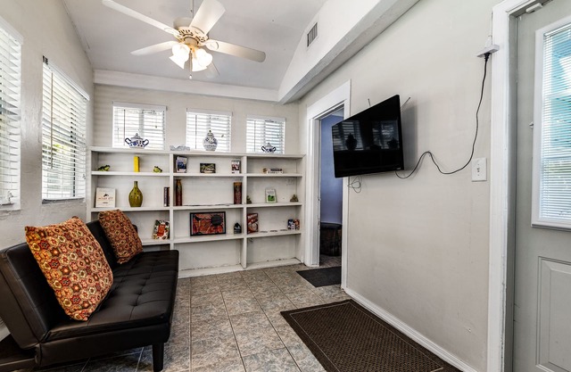 1 bedroom Apartment in quaint triplex 12 blocks from UF and downtown