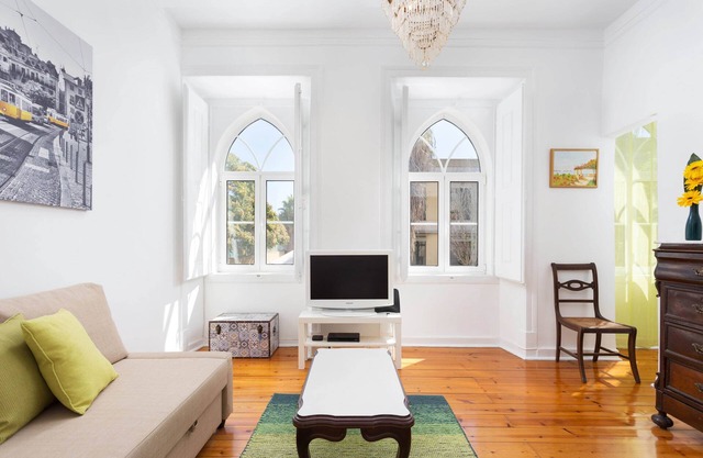 1 bedroom apartment with lots of charm and brightness