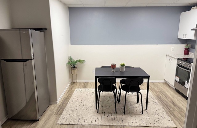 1 bedroom basement.Close to beach