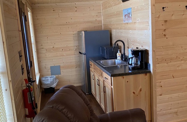 1 Bedroom Cabin w/Two Recliners Cabin 7