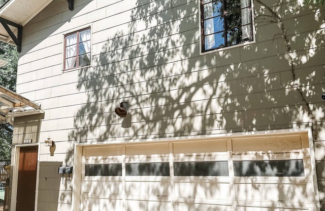 1-bedroom Campus Garage apartment in Miller Historic District