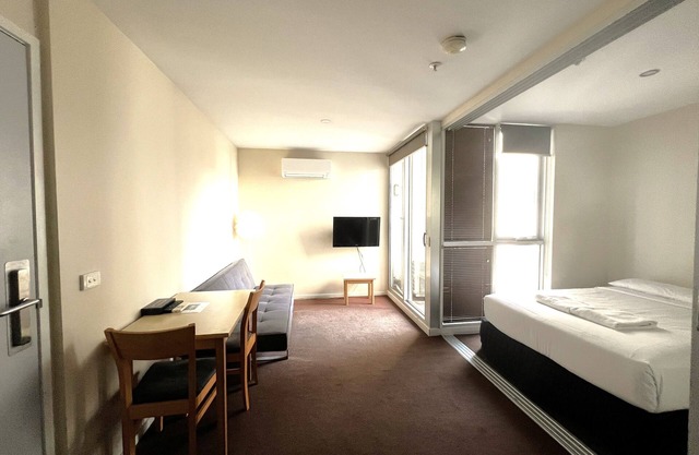 1-Bedroom CBD Apartment | Sleeps 3 | Queen + Sofa Bed
