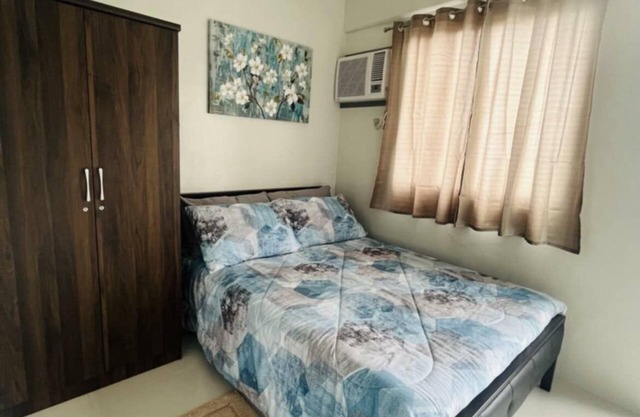 1 bedroom condo living room and kitchen sleeps 4 EARLY CHECK IN -LATE CHECK OUT