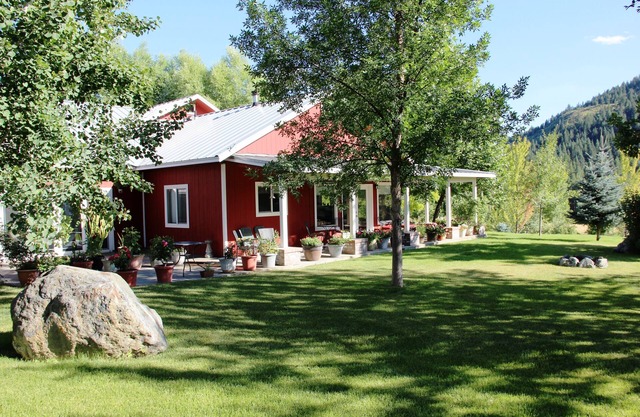 1-bedroom cottage just 14 minutes from Franklin D Roosevelt Lake