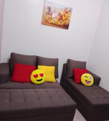1 Bedroom Cozy Condo Unit with Netflix & Free Wifi in Trees Residences
