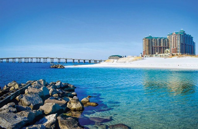 1 Bedroom Deluxe Condo at Emerald Grande, on Destin Beach! Sleeps 6!