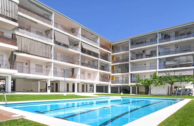 1 bedroom flat with communal pool