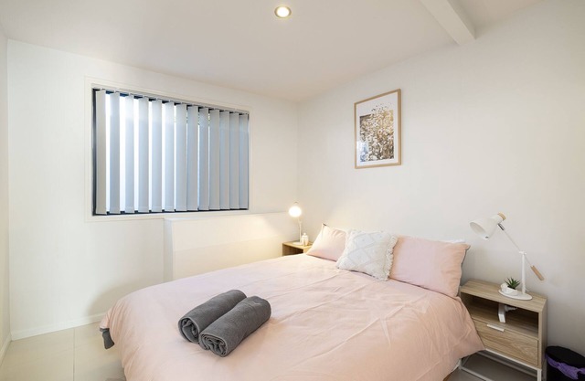1 Bedroom, Great Location and Walk to train