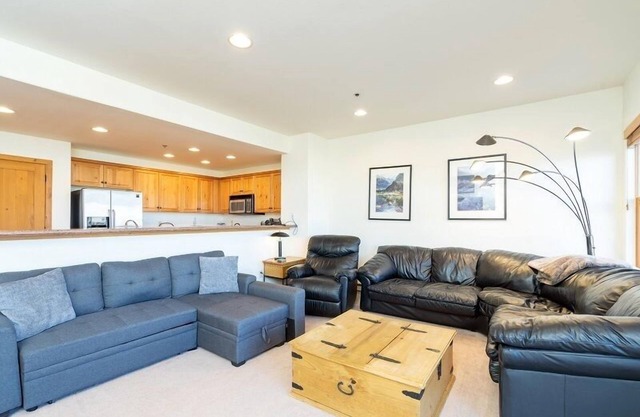 1-Bedroom Mountain Escape With Views, Pool & Hot Tub Access