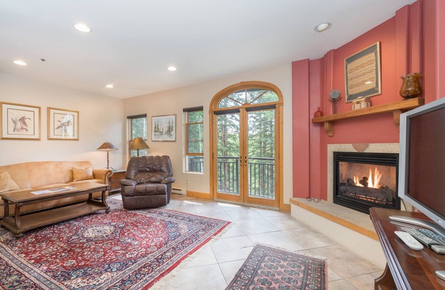 1-Bedroom Pet-Friendly Mountain Retreat With Balcony, Fireplace, Pool and Hot Tu