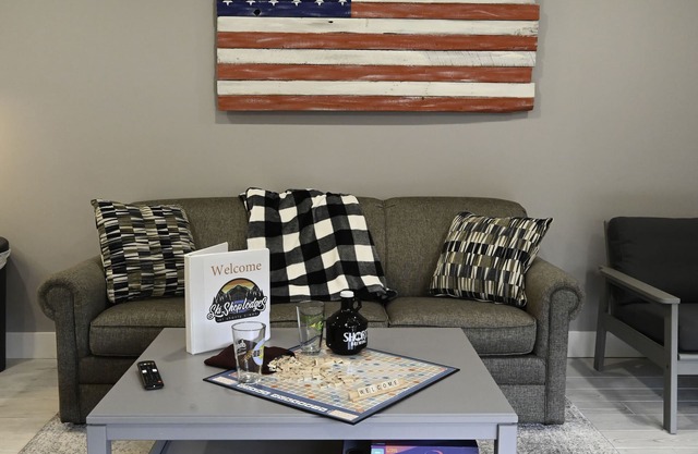 1 bedroom, sleeps 5. KING BED.Washer/dryer. Full kitchen, POOL, boat parking