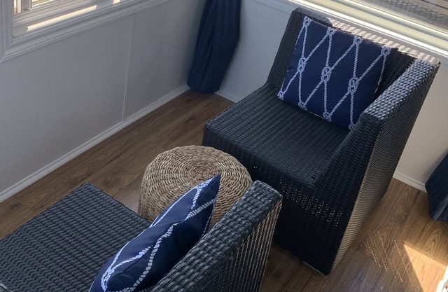 1 Bedroom with panoramic water and skyline views