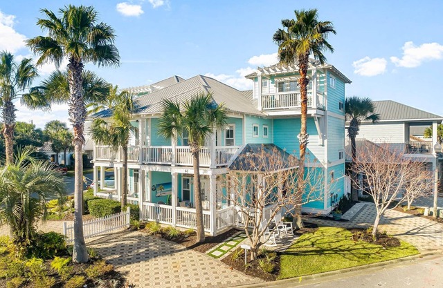 1 block to PRIVATE deeded beach! Spacious 3 bedroom.3.5 bath - Gated Community