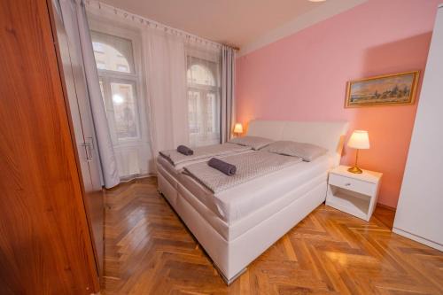 1 Bob's Apartment - 2 bedrooms and living room