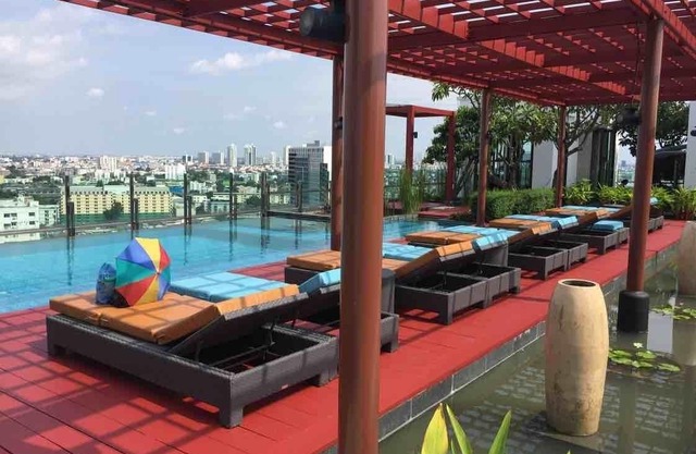 1 BR condo BTS Sukhumvit Line + Wifi