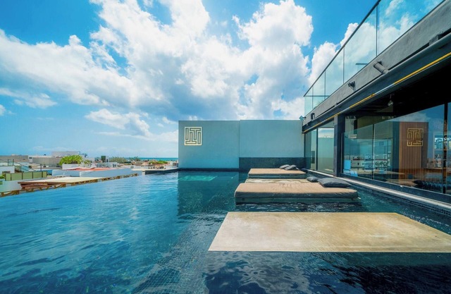 1 BR Condo with Rooftop Pool & Bar - IT Residences