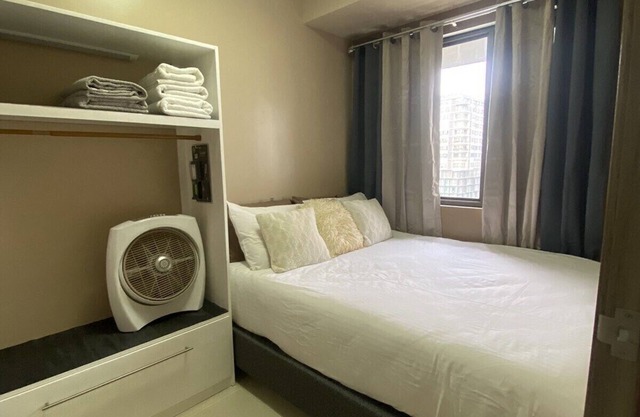 1 BR Fully Furnished Condo across MOA with Pool and Parking - S Res. Unit 0911
