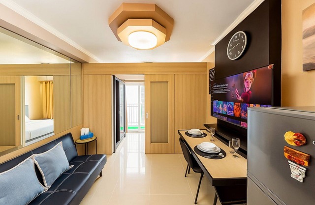 1 BR Fully Furnished Condo Across MOA with Pool and Parking - Shore Bldg B, 1244