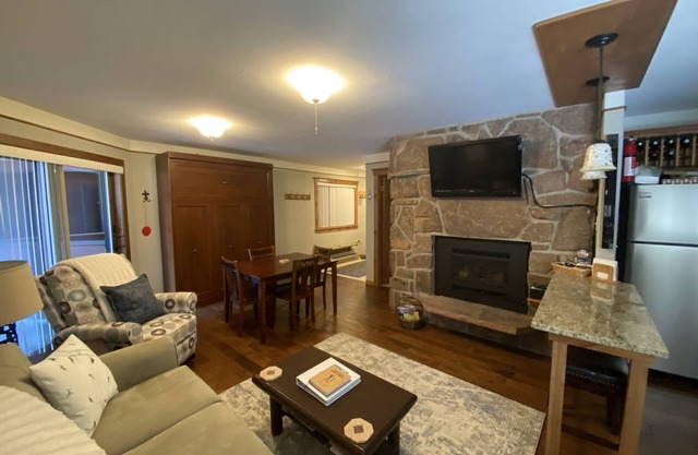 1 BR sleeps 5. Walk to the Gondola! Woods & Fraser River off the back deck.