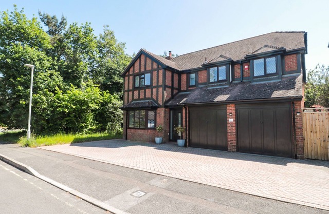 1 CHARLOTTE CLOSE, family friendly in Talbot Village, Poole