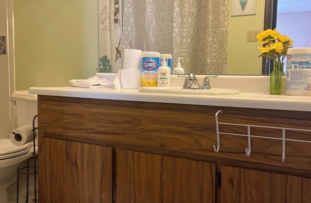 1 comfort bedroom shared bathroom & kitchen apartment by Reno airport