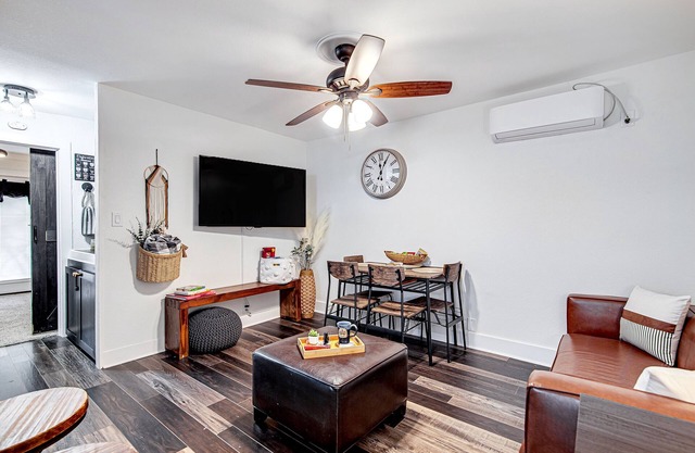 #1 Cottage in Old Town Burleson walk to entertainment & restaurants-Free parking