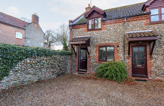 1 CROWLANDS COTTAGES, family friendly, with a garden in Holt