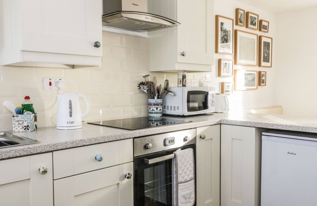 1 DUNKIRK COTTAGES, family friendly, with open fire in Humshaugh