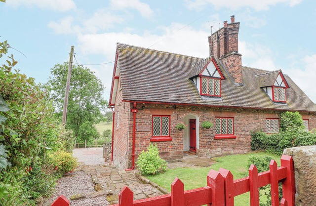 1 FOUNTAIN COTTAGES, pet friendly, with open fire in Tarporley