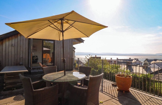 1 GIBRALTAR TERRACE, character holiday cottage in Aberdovey