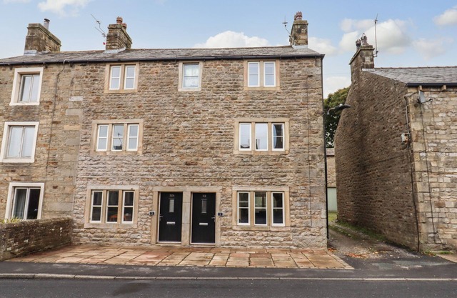 1 GROSVENOR FARM COTTAGES, pet friendly in Long Preston