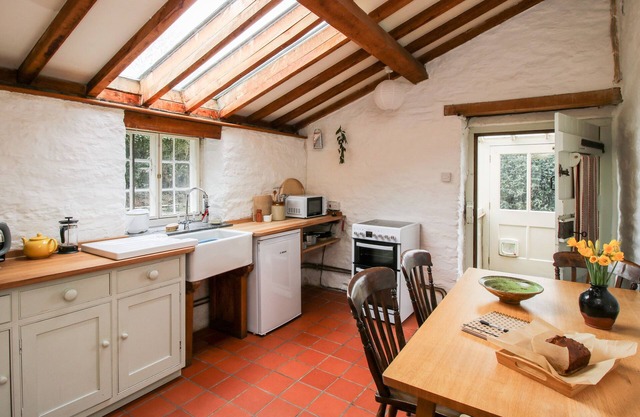 1 HETFIELD COTTAGES, pet friendly in Bishop's Castle