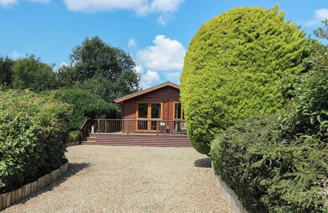 1 HORNBEAM LODGE, family friendly, with hot tub in Narberth