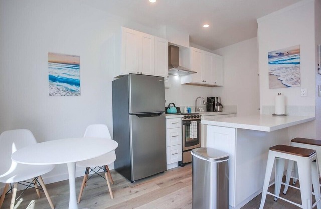 1 House to Beach * New Remodel * Top Level * A/C