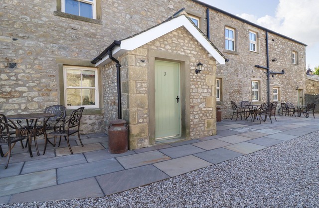 1 HULL HOUSE COTTAGE, pet friendly, with a garden in Hellifield