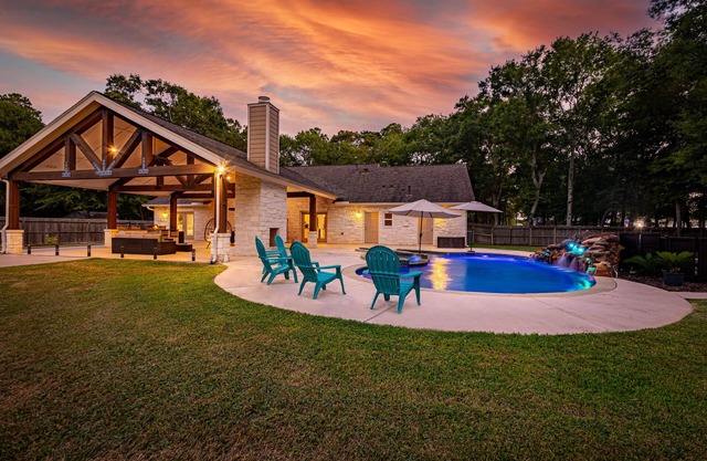 1-LvL Family Paradise, 2 King Suites, Pool, HUGE Covered Patio, Yard, OD Kitchen