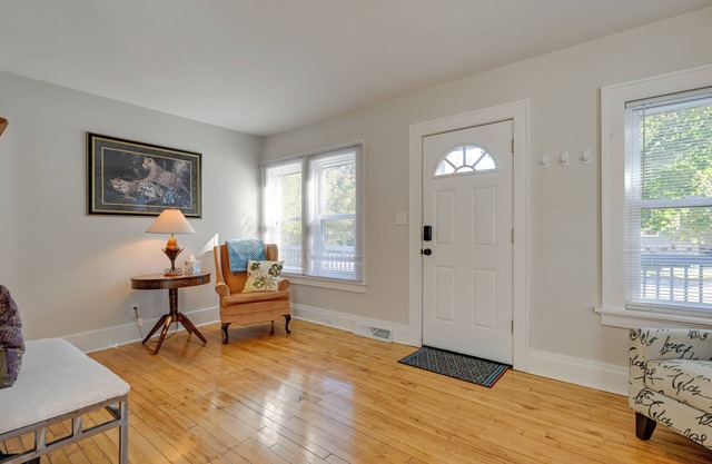 1 Mi to Dtwn: Pet-Friendly Gem in Wausau!