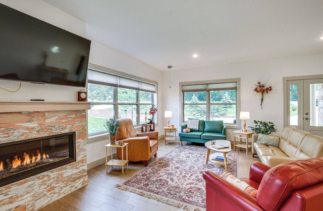 < 1 Mi to Dtwn Pine Island: Updated Home w/Yard!