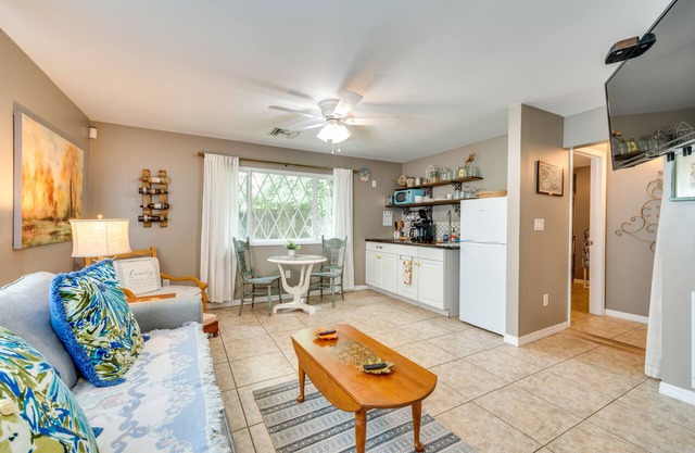 1 Mi to Lake Dora: Cottage w/Shared Yard & Patio!