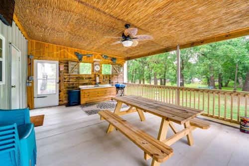 1 Mi to Lake Texoma Access Home with Deck