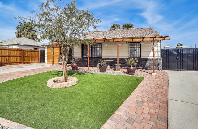 1 Mi to Las Vegas Strip: Home w/Patio & Grill!