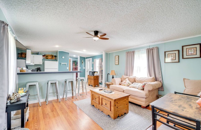 1 Mi to Manatee Springs State Park: Cozy Getaway!