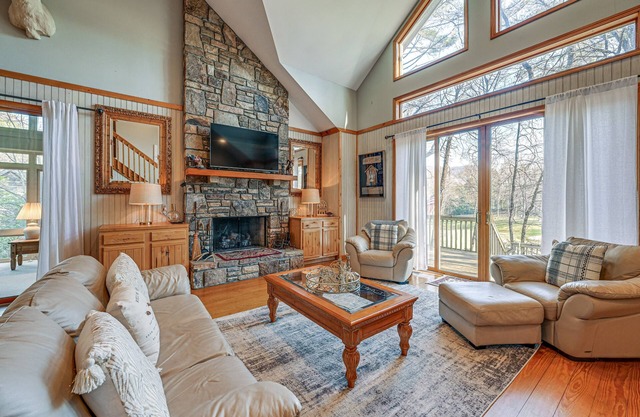 < 1 Mi to Marina: ‘Ford Mountain Retreat’ w/Deck