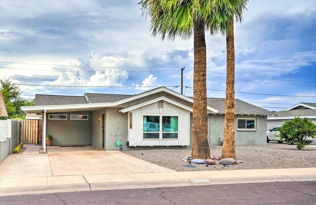 1 Mi to Old Town Scottsdale: Home w/Putting Green