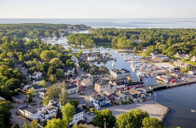 1 mile to Kennebunkport village & beaches. Large, clean 2-bed townhome w/Piano.