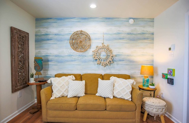 1 min to Beach. Artistic & Relaxing Condo Located in the Heart of Fun-Filled Folly Beach. W/Parking.