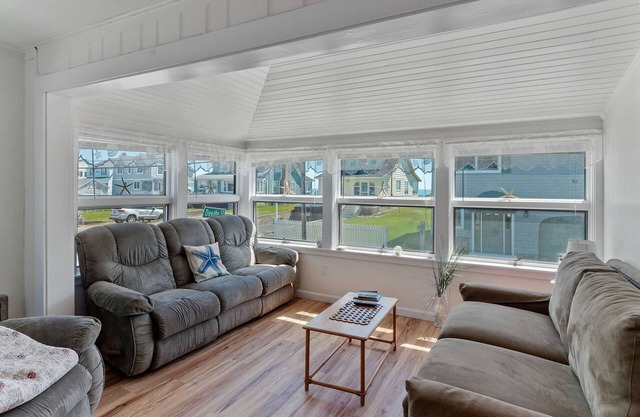 1 MIN WALK TO WELLS BEACH-OCEAN VIEWS-LARGE YARD. AMPLE PARKING. 9/21-9/27 OPEN